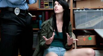 ShopLyfter Alex Harper Hırsızlık Yaparken Yakalanınca Görevliye Rüşvet Teklif Ediyor Görevliyse Amına Koyuyor Türkçe Altyazılı Porno